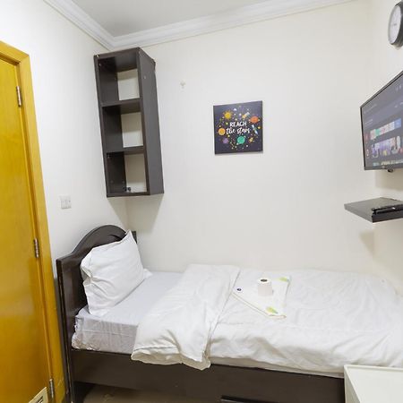 Budget Rooms With Private Bathroom For 'Girls' Only In Dubai, Marina מראה חיצוני תמונה