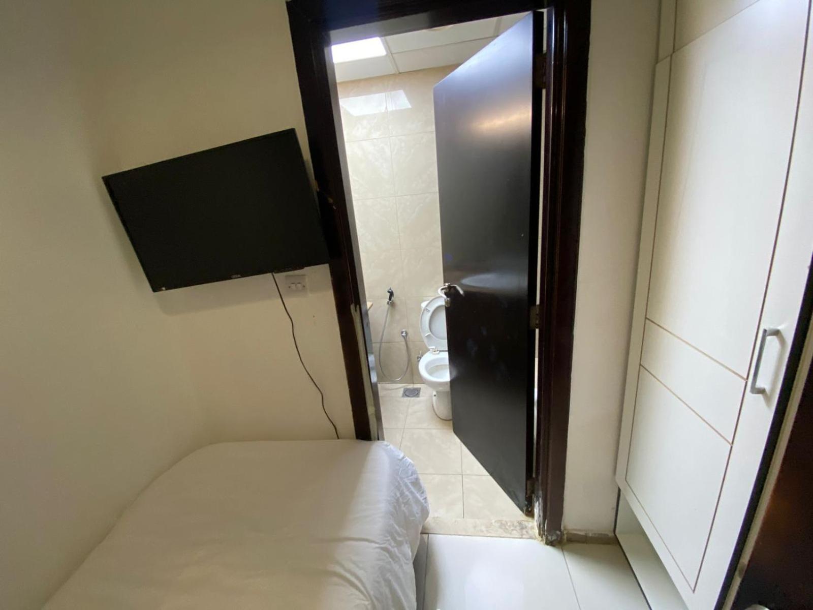 Budget Rooms With Private Bathroom For 'Girls' Only In Dubai, Marina מראה חיצוני תמונה