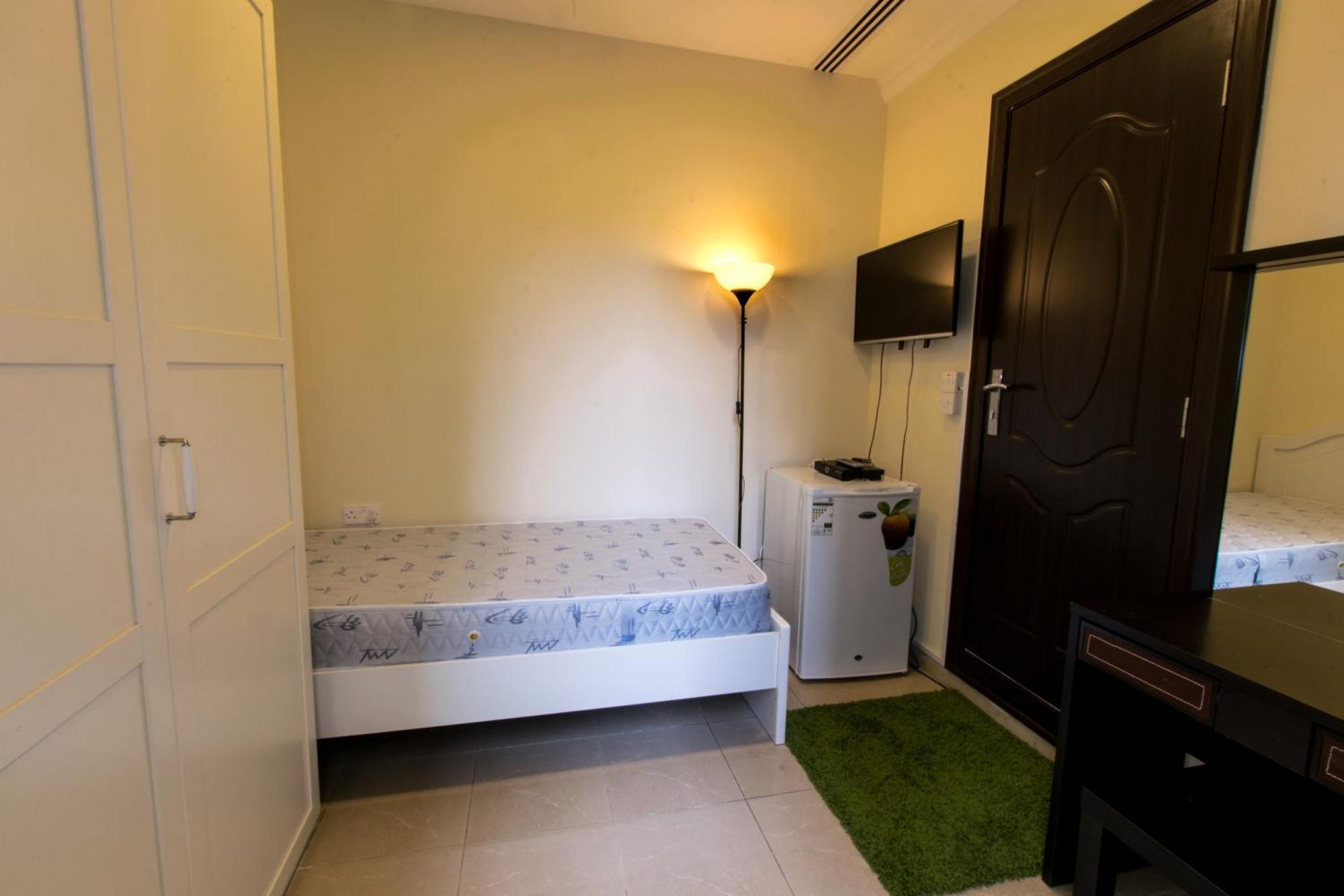 Budget Rooms With Private Bathroom For 'Girls' Only In Dubai, Marina מראה חיצוני תמונה