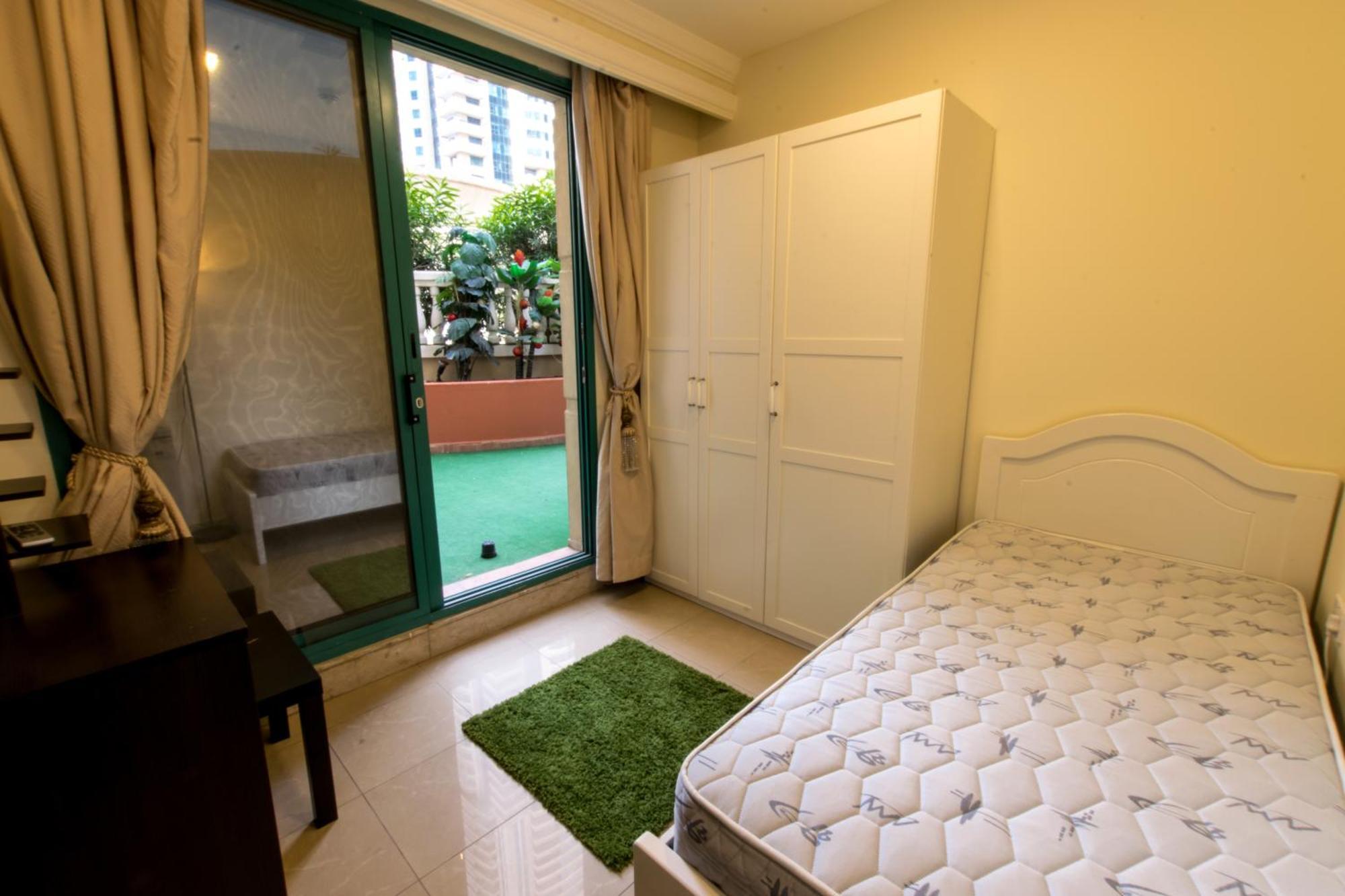 Budget Rooms With Private Bathroom For 'Girls' Only In Dubai, Marina מראה חיצוני תמונה