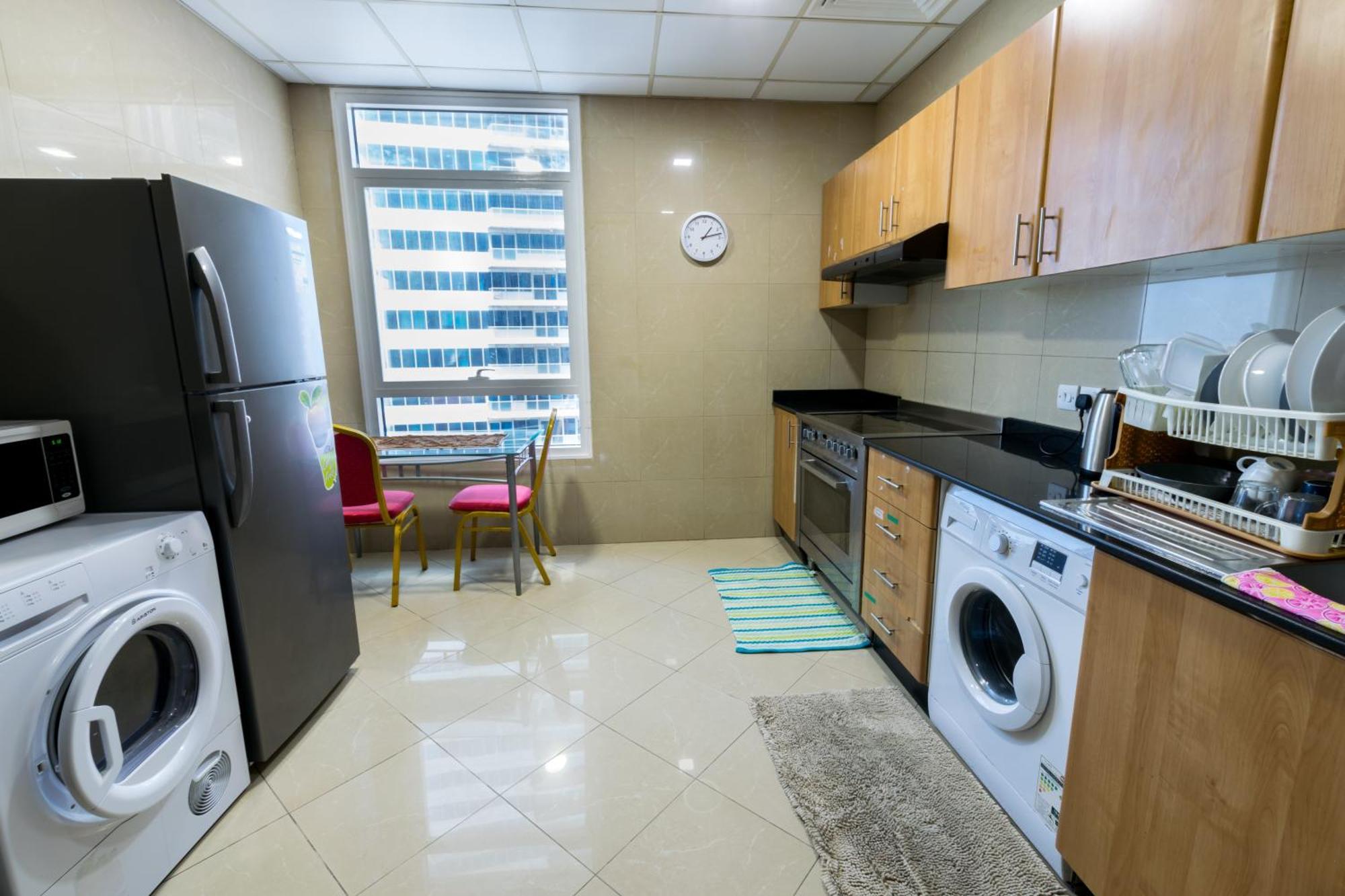 Budget Rooms With Private Bathroom For 'Girls' Only In Dubai, Marina מראה חיצוני תמונה