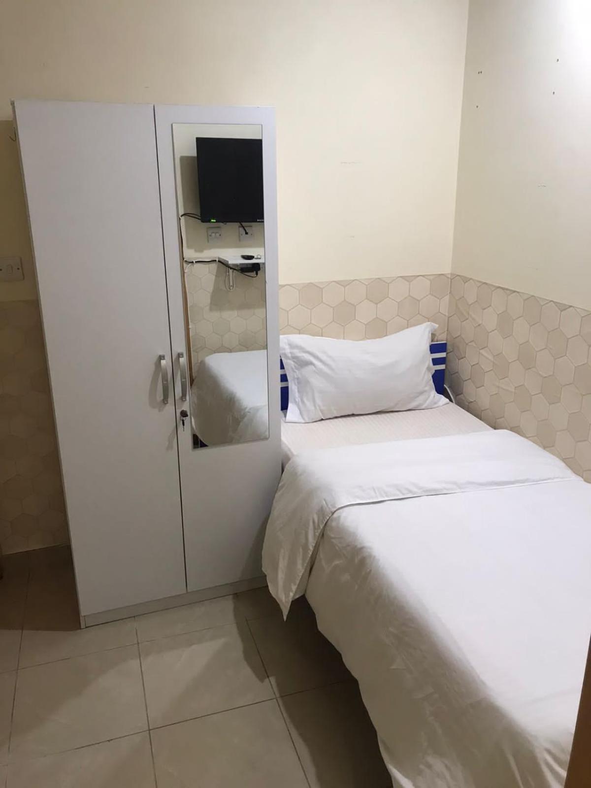 Budget Rooms With Private Bathroom For 'Girls' Only In Dubai, Marina מראה חיצוני תמונה