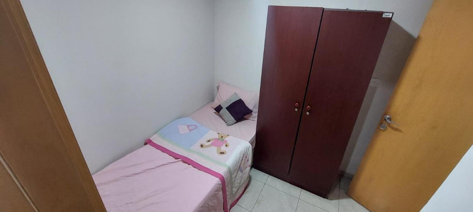 Budget Rooms With Private Bathroom For 'Girls' Only In Dubai, Marina מראה חיצוני תמונה